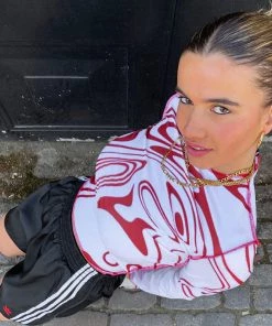 Trendy & Unique Athletic Marble Print Contrast Seamed Long Sleeve Crop Top - Red