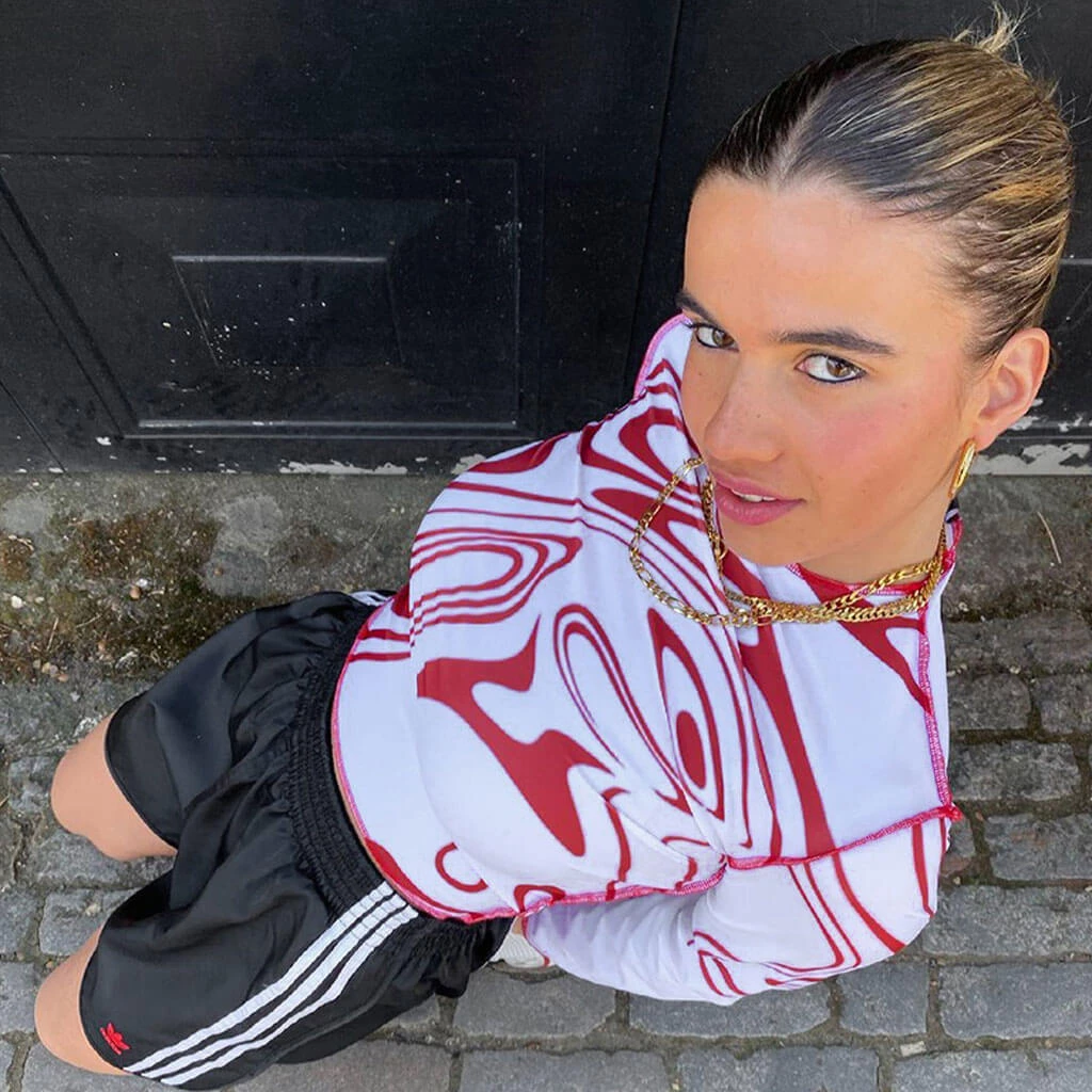 Trendy & Unique Athletic Marble Print Contrast Seamed Long Sleeve Crop Top - Red 4 Trendy & Unique Athletic Marble Print Contrast Seamed Long Sleeve Crop Top - Red