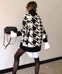Trendy & Unique Oversized Houndstooth Print Turtleneck Sleeved Pullover Sweater - Black