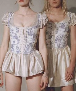 Trendy & Unique Pretty Painting Printed Scoop Neck Lace Up Crop Top - Blue What's New