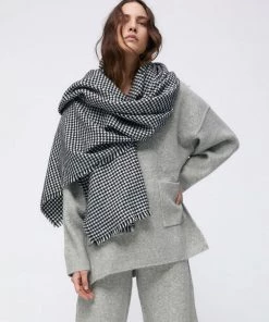 Trendy & Unique Vintage Houndstooth Print Frayed Oversized Blanket Scarf - Black